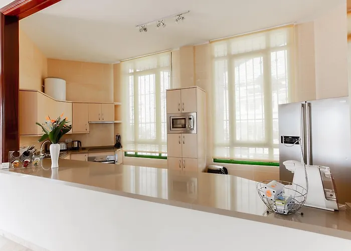 100 Island Village Julia *